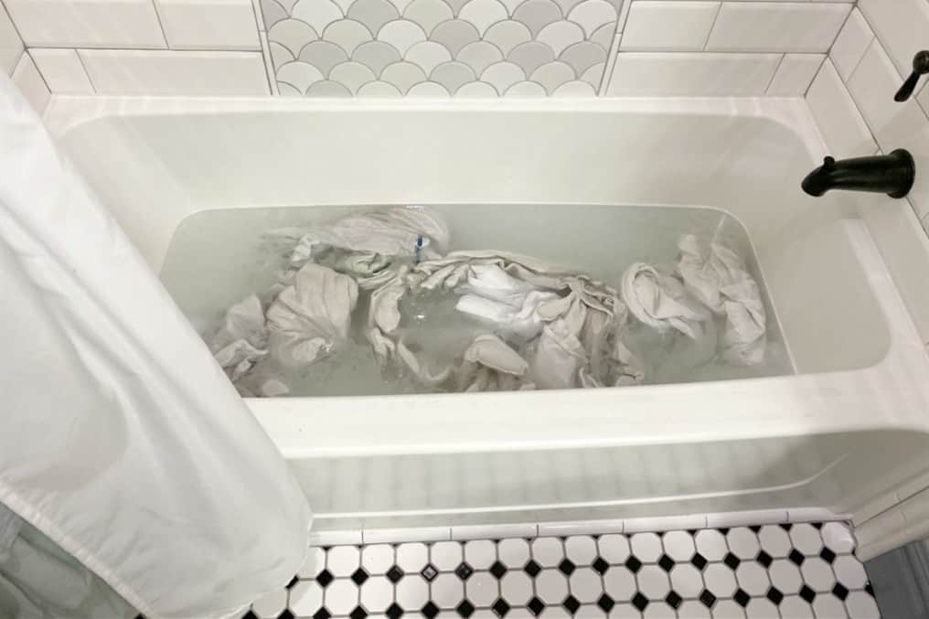 10 Steps To Wash Clothes In The Bathtub, Washing Laundry In Bathtub