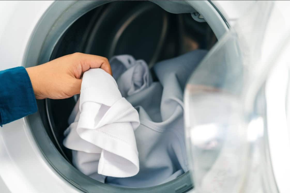 how to wash black and white clothes
