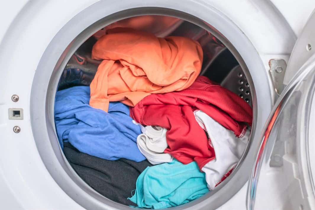 bao lâu quần áo có thể để trong máy giặt