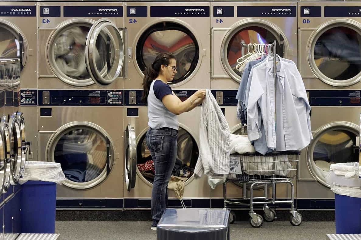 how much is it to wash clothes at a laundromat