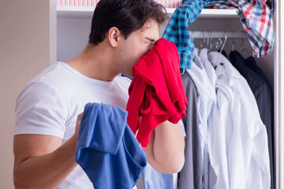 how to get musty smell out of clothes