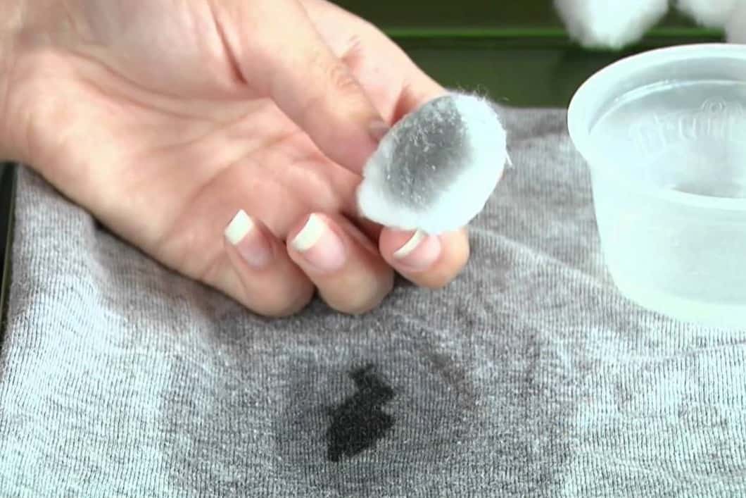 how to remove engine oil stains from clothes