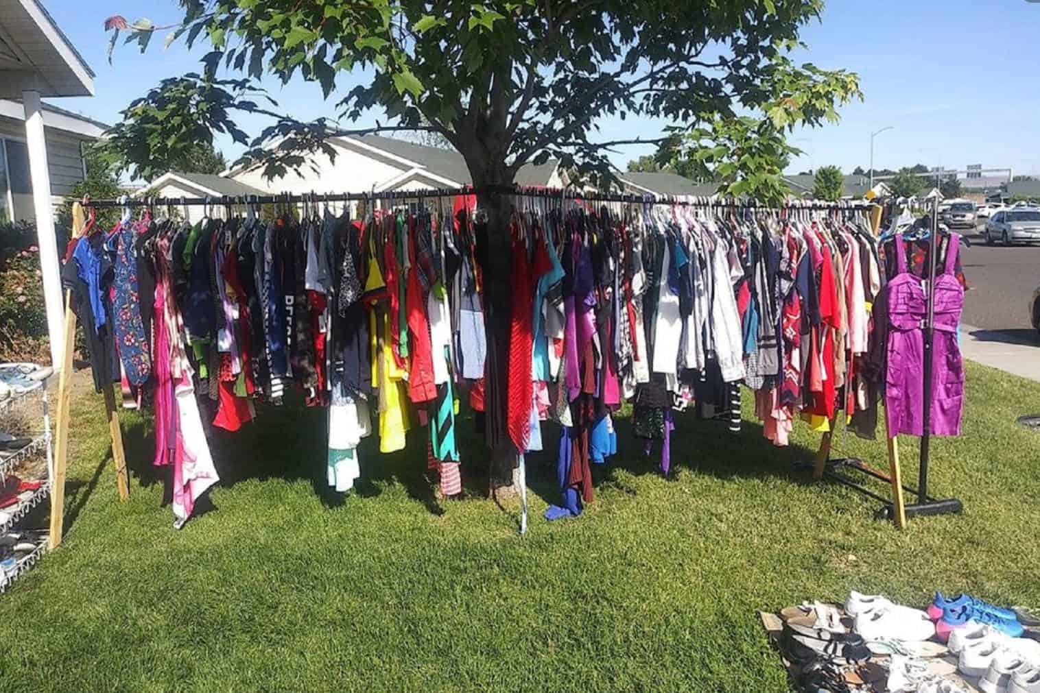 yard sale ideas for hanging clothes