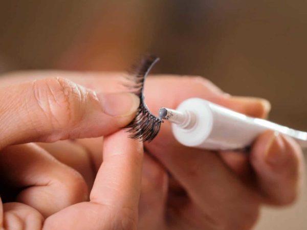 10 Ways to Remove Eyelash Glue from Clothes
