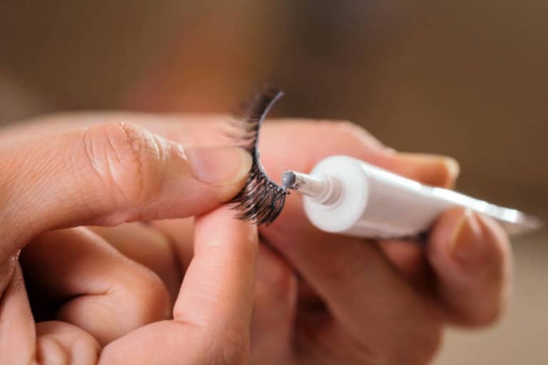 10-ways-to-remove-eyelash-glue-from-clothes